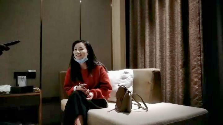 高颜值长相甜美萌妹啪啪,连体情趣网袜蹲着口交后入猛操