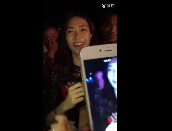 奇葩婚礼现场极品漂亮伴娘被一群猥琐男围住,当众摸奶,说摸完才能进~太TM无耻了